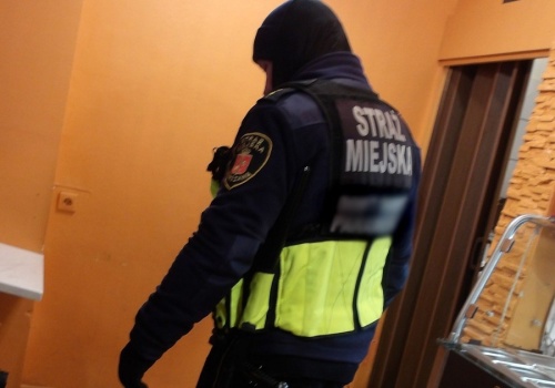 Naprzykrzał się w lokalach. Miał w tym swój cel