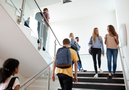 Uczniowie mają czas do 28 lutego. Decyzja o szkolnym stroju i smartfonach