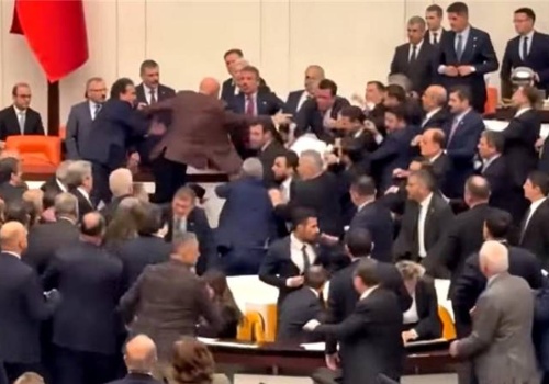 Chcieli zablokować zaprzysiężenie ministra. Bójka w tureckim parlamencie
