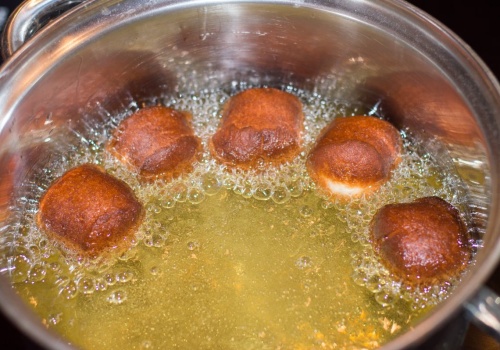 Gdzie wyrzucić olej po smażeniu pączków? Wylanie go do zlewu lub toalety to najgorszy pomysł