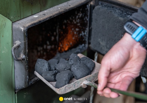 Pan Rafał nie ma w domu wody, dach grozi zawaleniem. Urzędnicy dostarczyli kilka worków węgla i odjechali