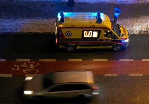 Groźny wypadek na Mazowszu. Autobus wypadł z jezdni. Kilkanaście osób zostało rannych