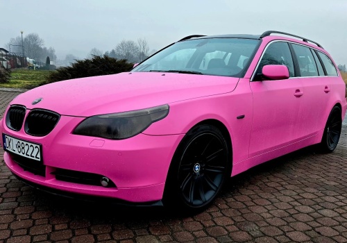 Znaleźliśmy motoryzacyjny prezent dla zakochanych. Miłość nie szuka poklasku