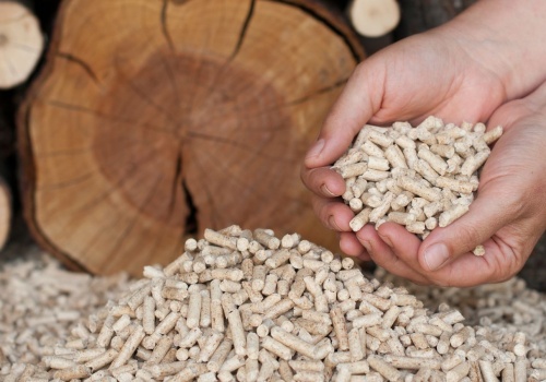 Jest tańszy od pelletu i daje więcej ciepła. Ten opał robi furorę tej zimy