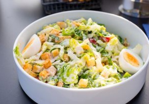 Zamieniłem 1 składnik w słynnej sałatce. Wyszła tak pyszna, że nawet żona wzięła dwie dokładki