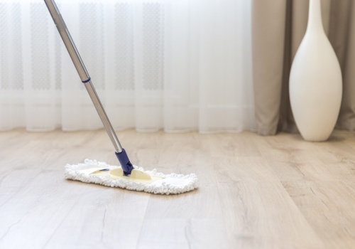 Podłoga po myciu lepi się i jest matowa? Winny jest ten nawyk