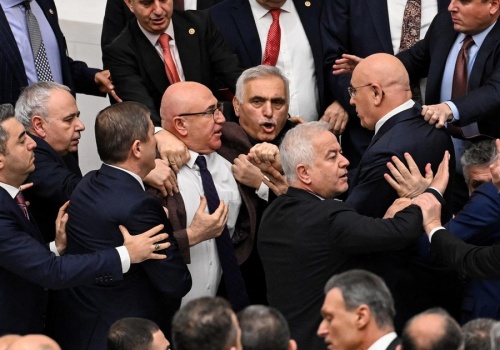 Chcieli zablokować zaprzysiężenie ministra. W parlamencie wybuchła bójka