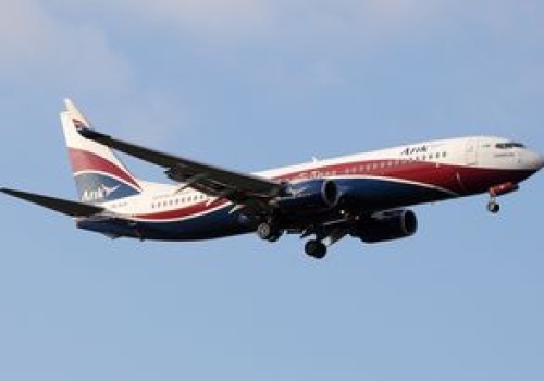 Awaria silnika Boeinga 737-700. Osłona silnika rozerwana na strzępy