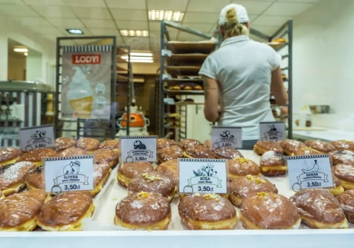 Szef nie kupił pączków? Zrzucamy się i mamy tłusty czwartek w biurze