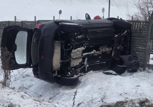Uderzył w ogrodzenie i przewrócił się na bok. Groźne zdarzenie na śliskiej drodze