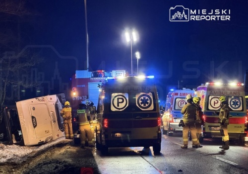 Autobus zjechał z drogi i przewrócił się na bok. 13 osób rannych, w akcji śmigłowiec LPR