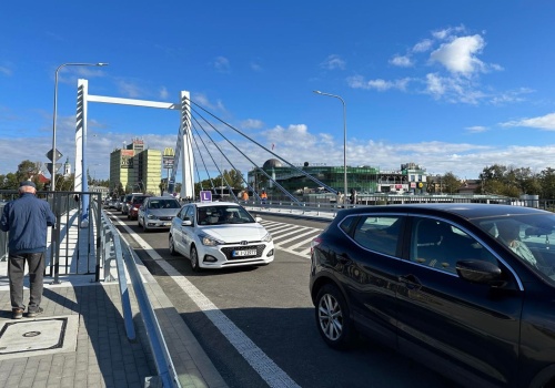 Przebudowa mostu w Kunowie: ruch pieszy pozostaje zapewniony