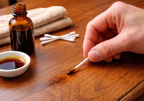 Trik stolarza. Gdy zauważy rysę na meblach drewnianych, bierze TO!