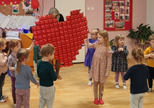 Pączkowo-walentynkowe spotkanie. Promyczki z Trzyńca odwiedziły podopiecznych ośrodka Jantar
