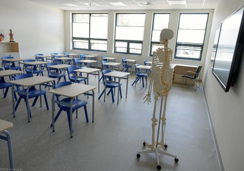 Dlaczego okna w klasach są zazwyczaj po lewej stronie? 