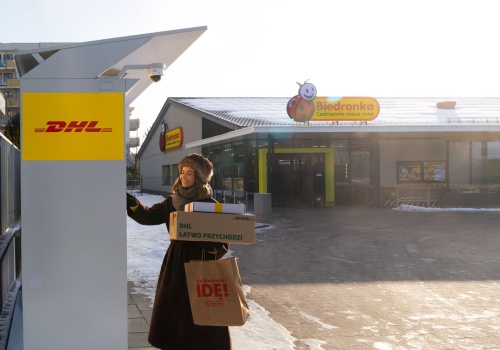 Na zakupy i po paczkę. Już 2000 automatów DHL przy Biedronkach