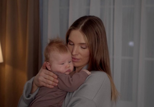 Nie chcę od męża kwiatów na Walentynki. Chcę, żeby w nocy wstawał do płaczącego dziecka