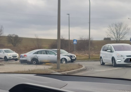 Uszkodzone koło i latarnia