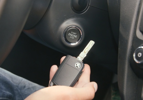 Rozładowana bateria w kluczyku – jak awaryjnie uruchomić samochód?