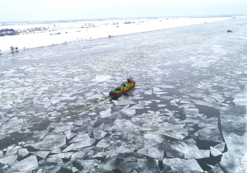 Trwa walka z pokrywą lodu na Wiśle. Sprzyjają dodatnie temperatury