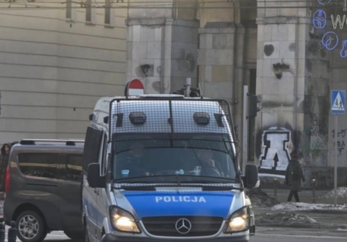 Policjanci z Warszawy zaparkowali na ulicy, by iść do McDonalda? Wiemy, co działo się przy al. Solidarności