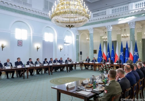 Zaskakująco długie posiedzenie RBN. Poseł uchyla rąbka tajemnicy