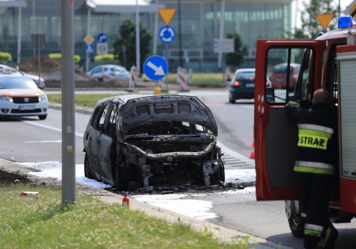 Straż pożarna podlicza pożary: auta na prąd nie palą się częściej niż spalinowe