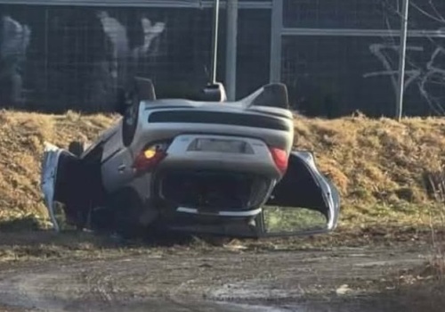 Niebezpiecznie na drogach. Dwie osobówki wylądowały na dachu w Podrzeczu i Maszkowicach