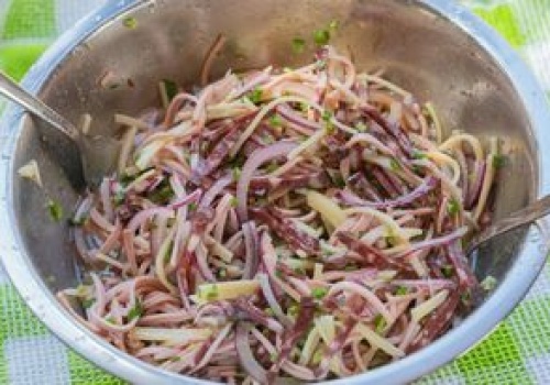 Siekam i nakładam na chleb. Pasta jajeczna i paprykarz nie mogą się równać z tą kanapkową sałatką