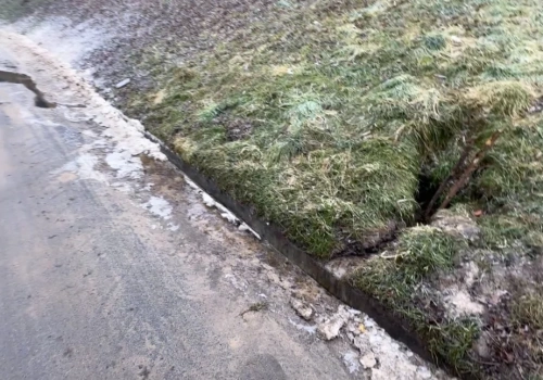 Tajemniczy wyciek przy ul. Polnej. Urząd wyklucza awarię wodociągu