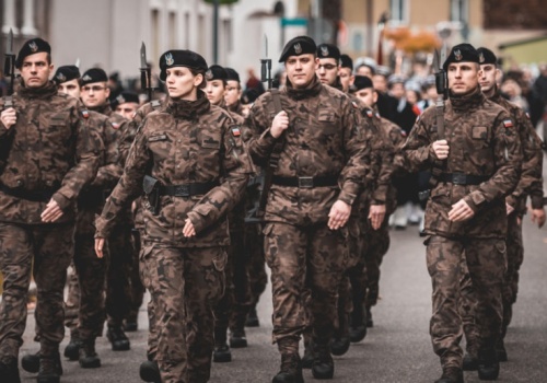Przybywa zwolenników zasadniczej służby wojskowej. 
