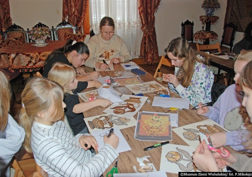 Ferie w Muzeum Ziemi Wieluńskiej dla młodych odkrywców spragnionych wiedzy i dobrej zabawy. Jutro ostatnie zajęcia