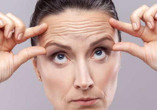 Ten krem to pogromca zmarszczek mimicznych i grawitacyjnych. 