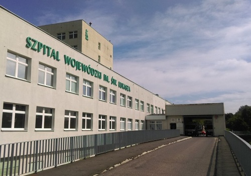 Fala infekcji przybiera na sile. Szpitale zaostrzają zasady odwiedzin