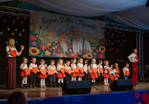 Dzień Babci i Dziadka w Pietrowicach Wielkich – wspólne świętowanie w centrum społeczno-kulturalnym