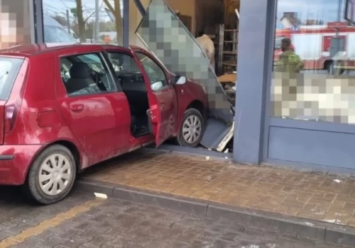 Kierowca wjechał do cukierni samochodem. Dostał mandat i skierowanie na badania