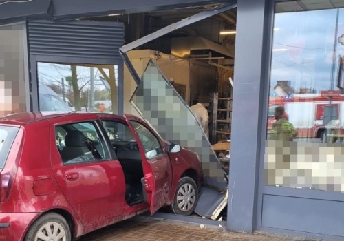 Niebezpieczny tłusty czwartek w Bytomiu. 87-latek wjechał samochodem w budynek cukierni