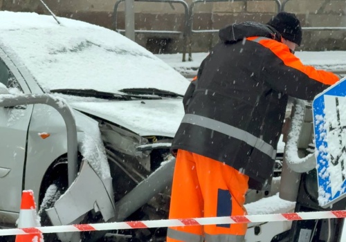 Śnieg i marznący deszcz paraliżują drogi Pomorza. Policja ostrzega kierowców