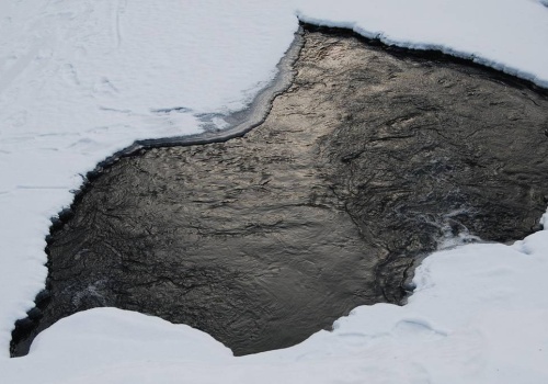 Dramat na stawie. Żona wpadła do przerębla. Trzymał ją mąż, mając złamaną nogę