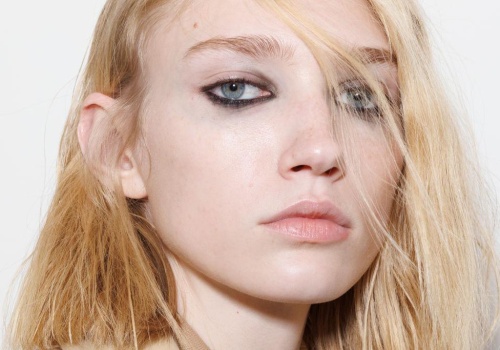 Uważasz, że źle wyglądasz w czerwonej szmince albo smokey eye? Francuska teoria kontrastu pokazuje, jak to naprawić