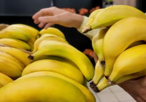 Kieruj się długością ogonka. Jak wybrać najlepsze banany w sklepie?