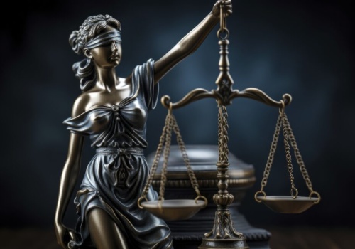 Nietrzeźwy kierowca złamał zakaz i uciekał przed policją. Prawomocny wyrok bezwzględnego więzienia