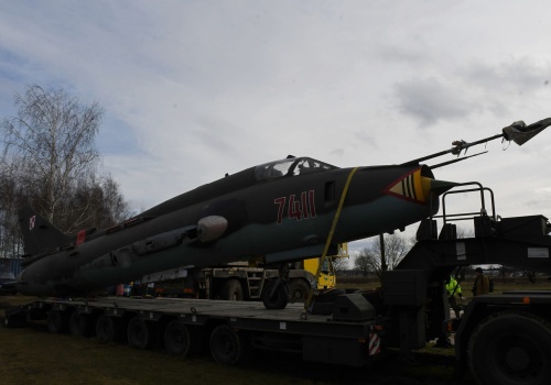 Wojsko podarowało Su-22M4. Samolot stanie przy gminny lądowisku w Świebodzicach