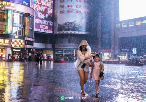 Chiny inwestują miliardy w zasiewanie chmur. Czy to działa?