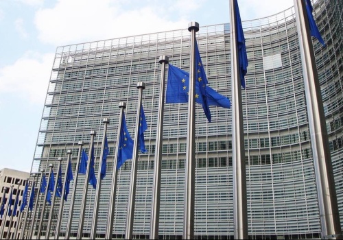 Policja weszła do biur Komisji Europejskiej. W tle transakcja za 900 mln euro