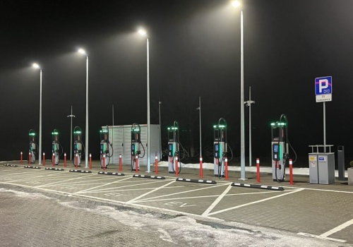 Tesla Supercharger na S7, odcinek Warszawa – Płońsk. Dla wszystkich. Orlen też blisko S7, tyle że na trasie Warszawa – Kraków