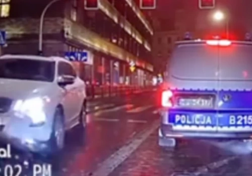 Nie zatrzymali volvo jadącego pod prąd w centrum miasta. Policjantom grożą surowe kary