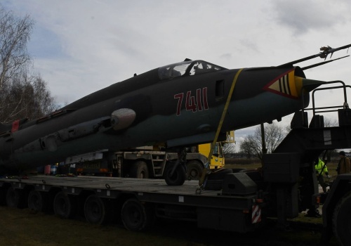 Wojsko podarowało Su-22M4. Samolot stanie przy gminnym lądowisku w Świebodzicach