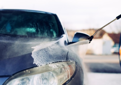 Kierowcy popełniają na myjni błąd. Potem brud dosłownie klei się do auta