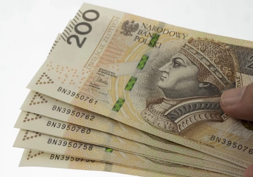 Dramatyczny telefon i wizyta nieznajomego. Seniorka straciła oszczędności, policja bada sprawę